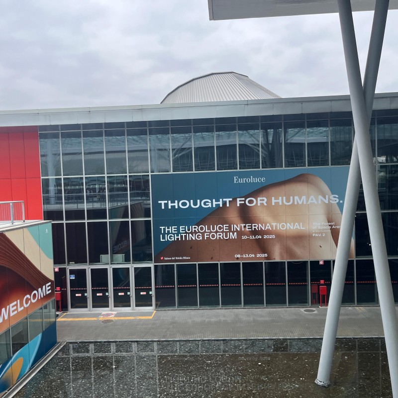 Observarea expoziției de iluminat Euroluce 2025 Milano