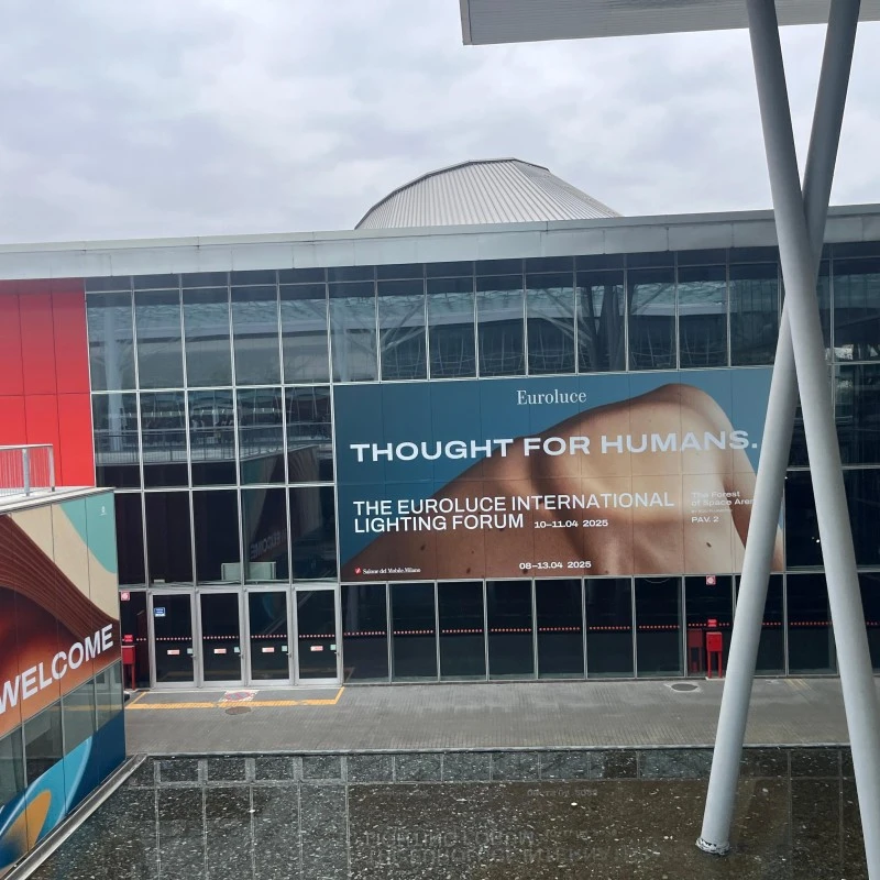 Observarea expoziției de iluminat Euroluce 2025 Milano